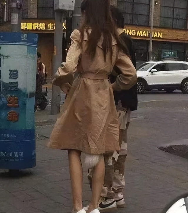 “街头偶遇一美女，她衣服下面那是啥？”妲己转世的吧？哈哈哈