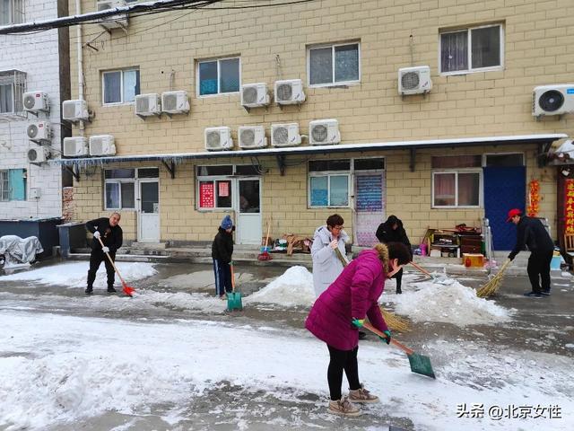 立即行动！房山姐妹齐上阵 扫雪除冰暖人心