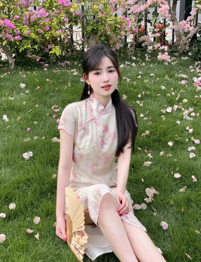 优雅而从容：绝色美女草地摄影写真