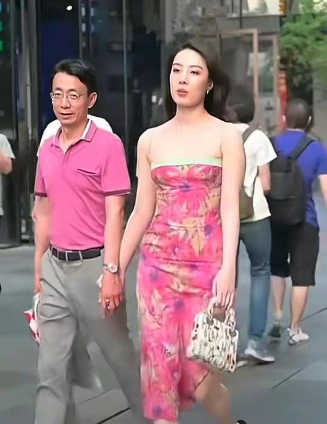 长相一般的董小姐，凭什么炸街美女如云的成都街头？有三点原因