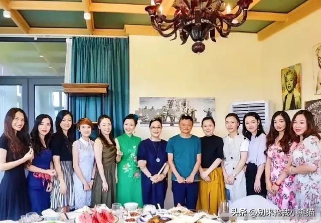 58岁马云现身富婆聚会，与12位美女合影显局促，人均被扒超5万