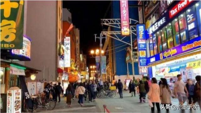 日本到底能有多开放？看看街头的美女夜生活，这场景国内少见呀！