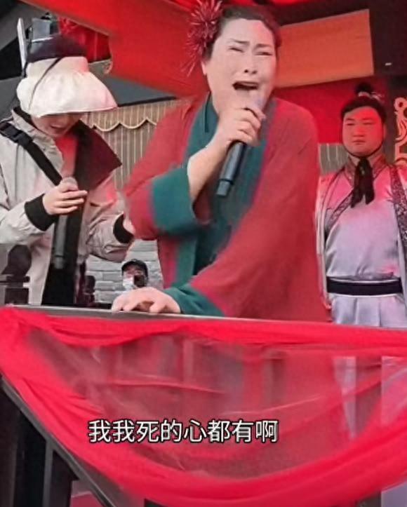 打破常规！年轻厨师与神秘美女手牵手台下意外曝光她竟一秒变脸！