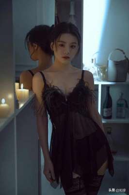 美女找光图片(魅力夜光，黑裙吊带美女夜晚室入拍摄写真)