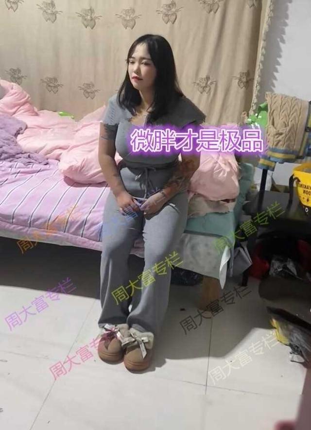 微胖女子追求小伙被拒，坐床上不走：接受我你不吃亏，不会让你输