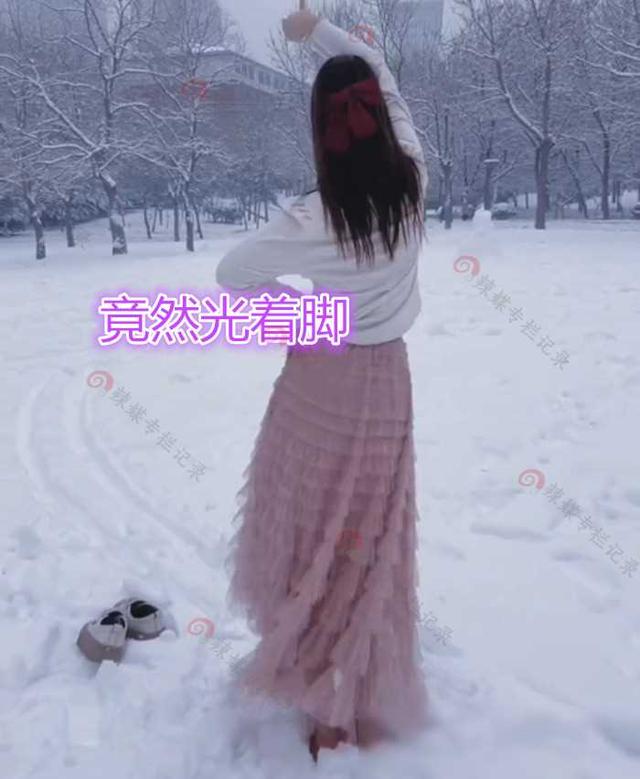 河南：女子在雪地上赤脚跳舞，为了走红不怕挨冻，网友：半吊子