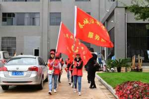 嵩明美女群(嵩明县成立女子宣传团，走进杨林职教园区开展防范和抵制不良“校园贷”宣传)