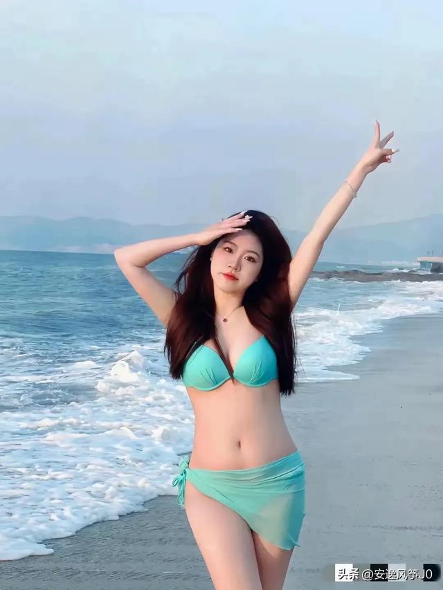 27岁绿色泳衣棕色头发美女海边拍摄写真照，尽显魅力与自信！