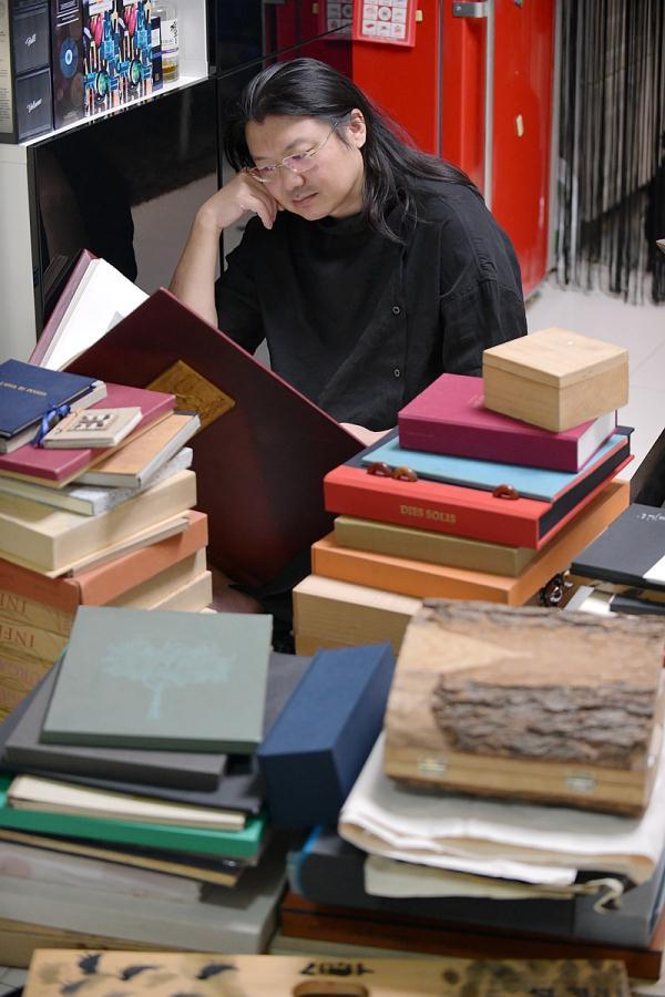 他在北京蜗居30㎡，却收藏价值千万“最美的书”
