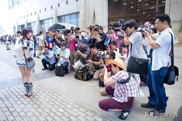 日本到底能有多开放？看看街头的美女夜生活，这场景国内少见呀！