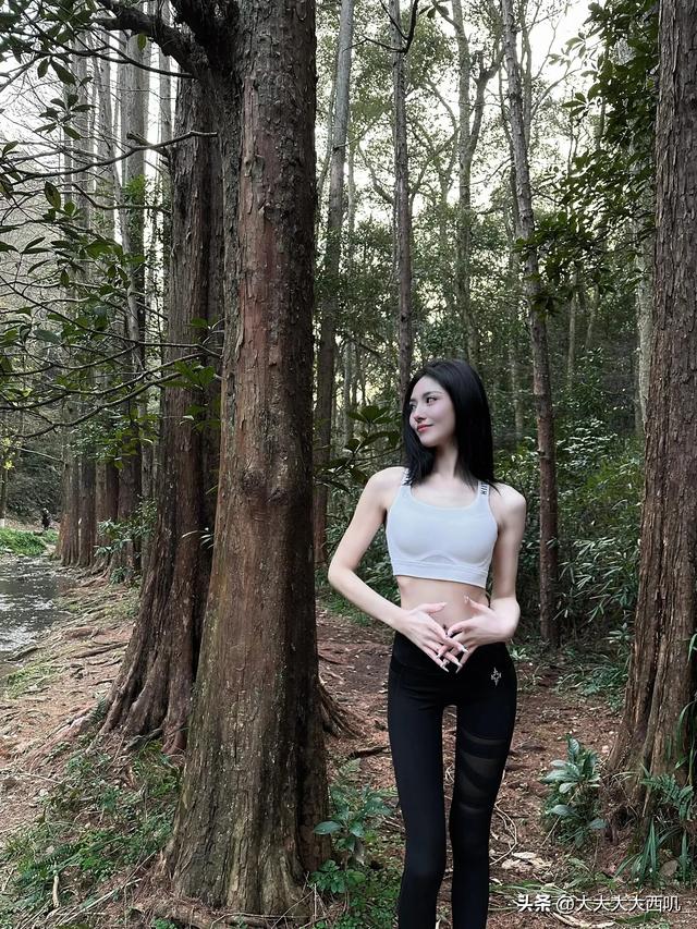 白衣倩影：绝色美女森林摄影写真