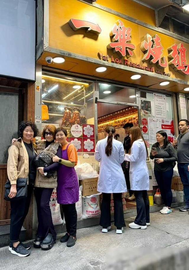 甄妮带36岁女儿返港看张学友演唱会！穿近万元洞洞鞋探街边烧鹅