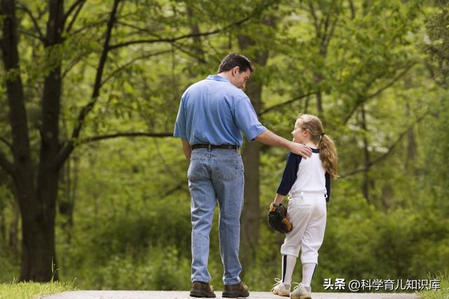 黑心继母虐待7岁女童，竟把孩子手按到滚烫热水里，爸爸做法霸气