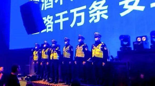 长沙高速交警集体进酒吧喊麦气氛嗨爆！网友：接着奏乐接着舞