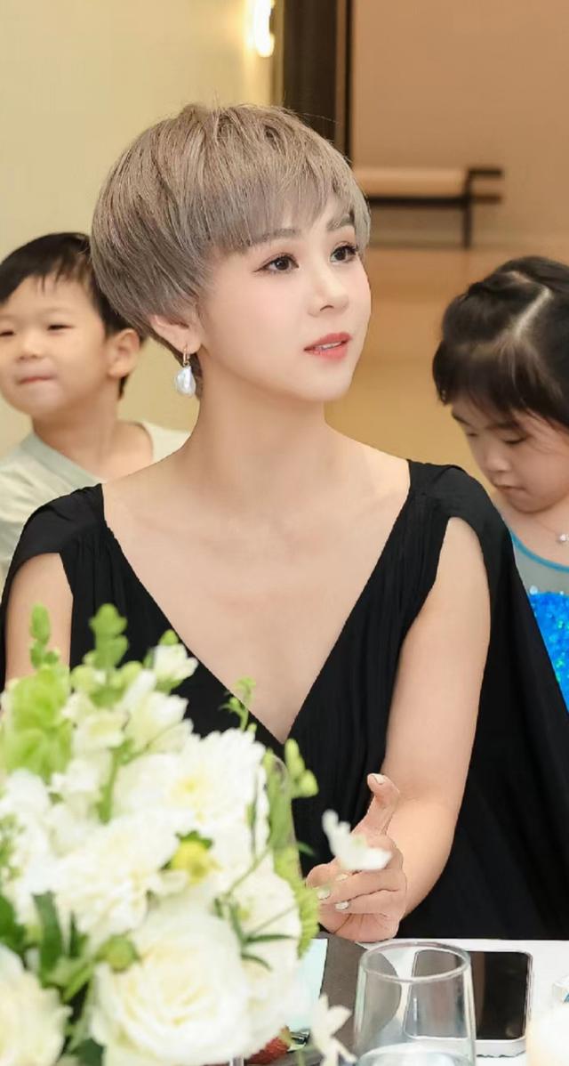 美女演员李小萌：与王雷相爱15年从不拍吻戏，如今38岁却宛如少女