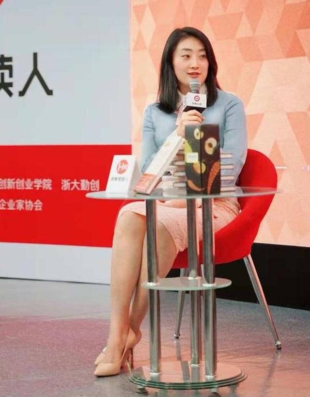 “富贵相”女人，穿搭都有3个特征！看宗馥莉就知道，气质遮不住