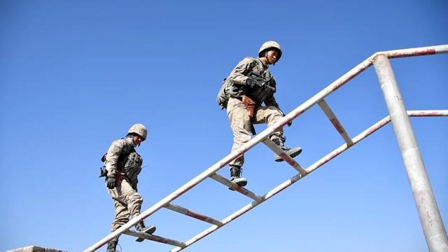 “星空迷彩”特战女兵版集体“买家秀”来了，一个字：飒