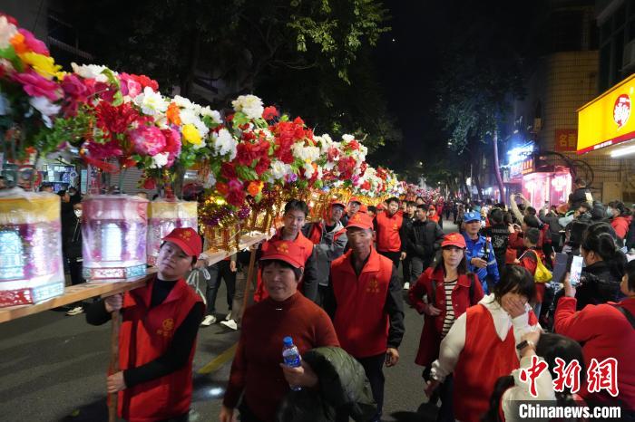 （新春走基层）福建上杭：花灯闪耀  民俗巡游共庆新春