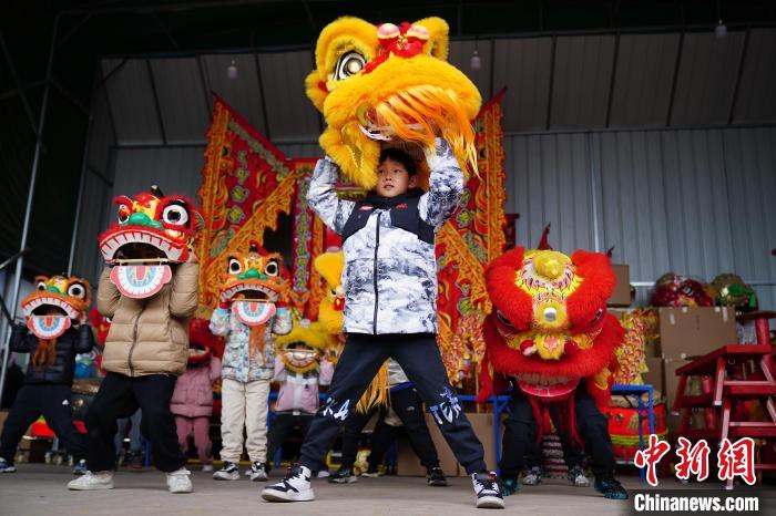 （新春走基层）昆明龙狮传承人毕付华和“龙狮少年”们