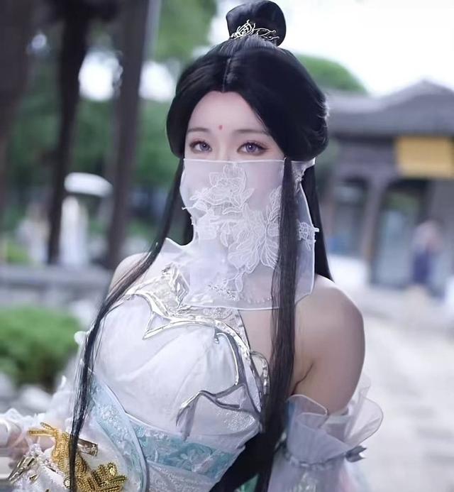 完美世界：月婵cos来袭，白纱蒙面，弓腿姿势好美，比动漫版还美