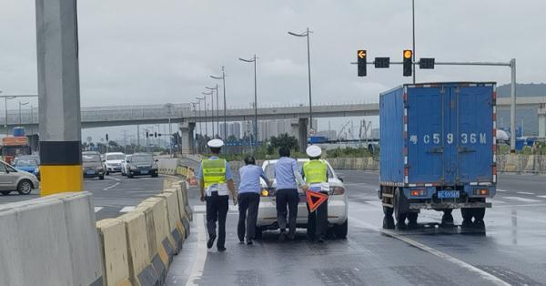 这样开车水箱容易爆，珠海大道已有车中招！路人果断发朋友圈