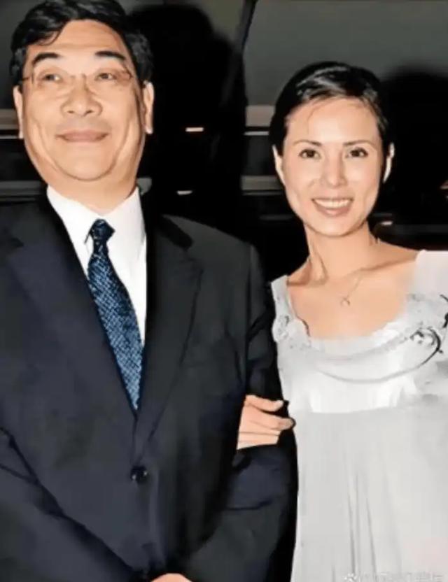 被老头“骗睡”10年，小龙女李若彤倒贴上亿，结局令人唏嘘！