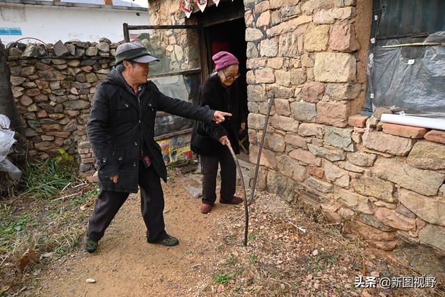 103岁长寿奶奶，身怀绝技，会用奇特方法免费治病，1辈子救人无数