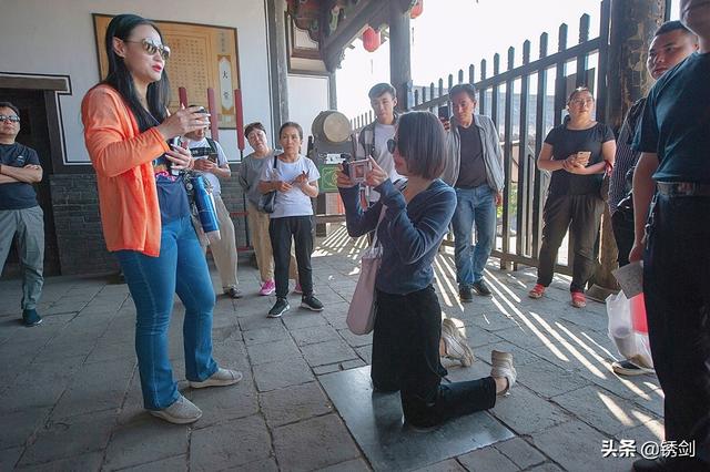 妹子在平遥县衙体验下跪石、老虎凳遭围观，痛述古代酷刑太狠