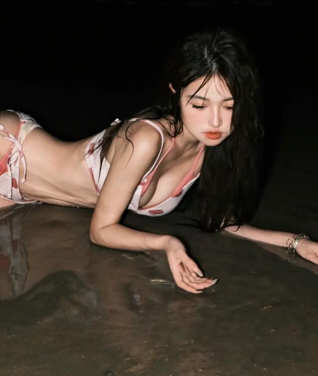 24岁性感美女夜晚在海边拍的写真照