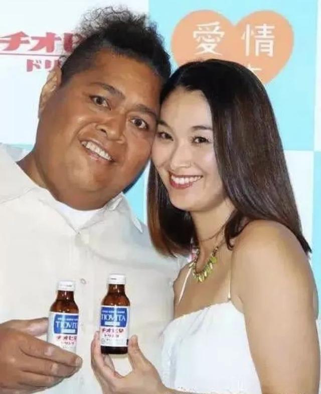 令人费解！美女与野兽的爱 日本白富美为何争着嫁给相扑？