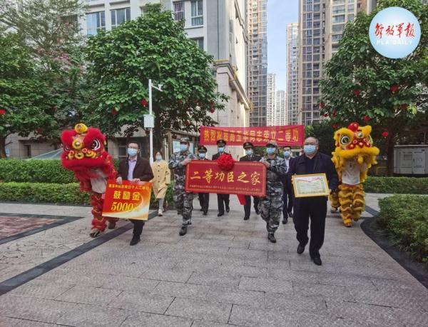 二等功！三写延期服役申请，这个“半百兵王”火了