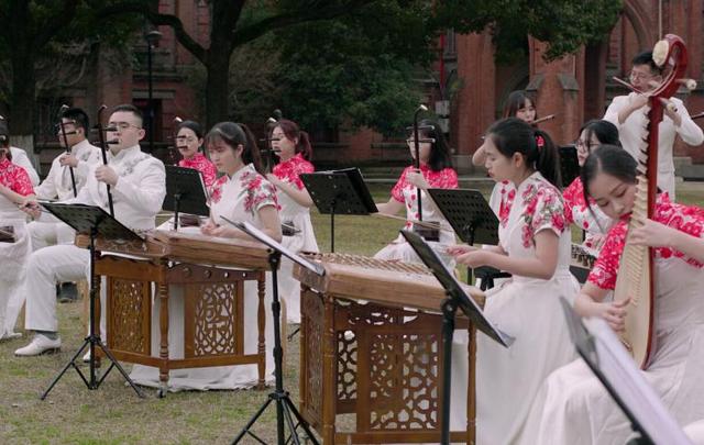 烟雨朦胧觅水乡，丝竹美乐醉韶华