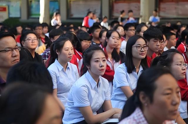 江苏一美女老师，朋友圈自曝与已婚男老师有染，细节流出毁三观