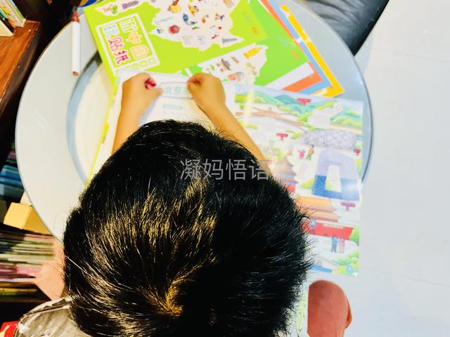 孩子为啥对贴纸“情有独钟”？了解背后原因，我不再限制孩子玩了