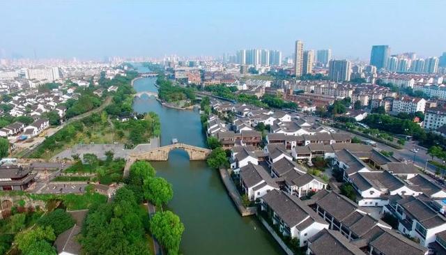 烟雨朦胧觅水乡，丝竹美乐醉韶华