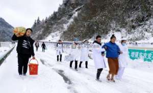 岑巩汽车站时刻表(岑巩：风雪中，天使与时间赛跑 4 个半小时)