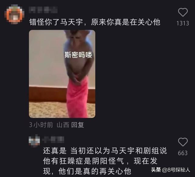 没眼看！李明德KTV唱嗨了，脱掉上衣坦胸露怀，旁边还有美女作陪