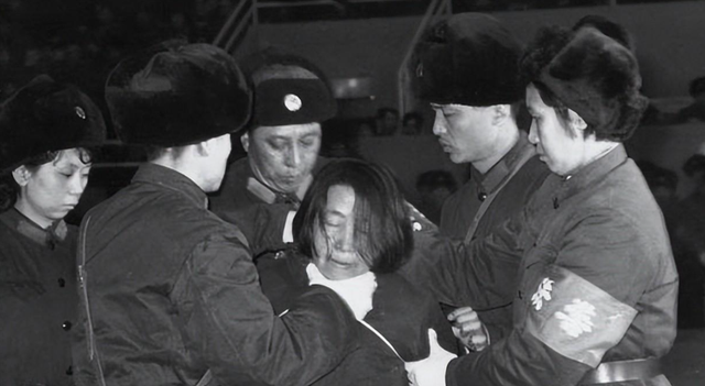 1980年，女死刑犯王守信枪决全程，死前上蹿下跳，叫嚣自己无罪