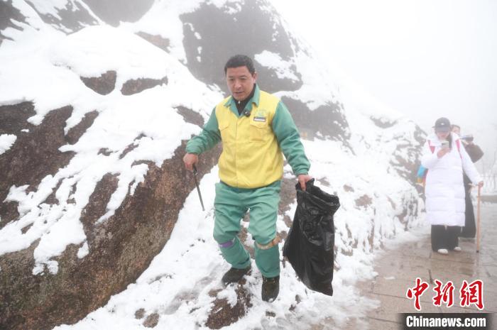 黄山风景区三大登山“神器”首次公开试用