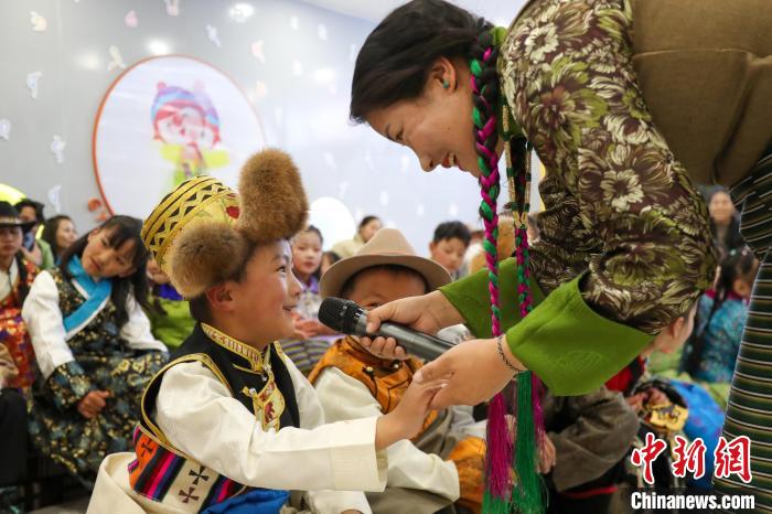 西藏拉萨：儿童藏装派对迎藏历新年 文化传承铸团结